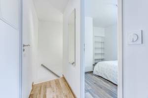 Repeindre tous les murs en blanc et changer le sol donne un vrai coup de frais