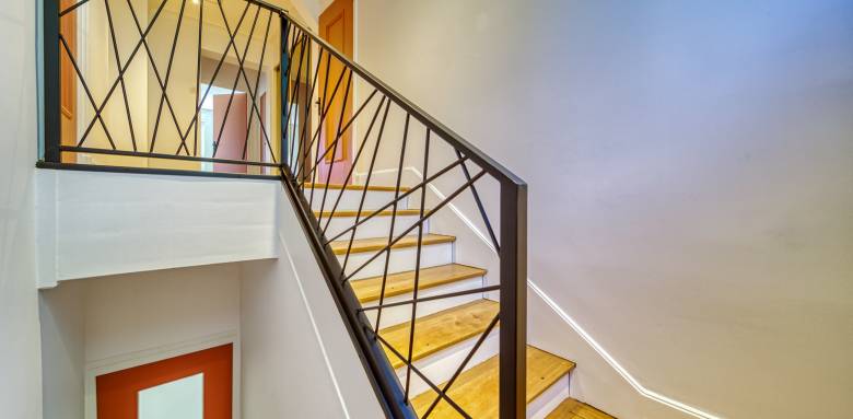 rambarde sur-mesure en métal asymétrique