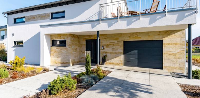 Maison contemporaine à toit traditionnel et plat en terrasse