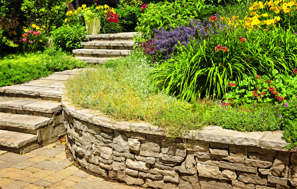 Comment aménager son jardin en pente ?