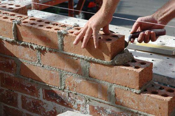 Choisir un maçon - construction d'un mur - Hyères 83