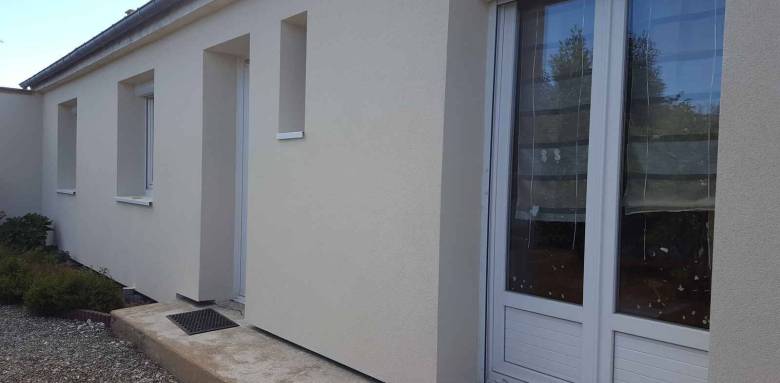 Façade de maison après travaux d'isolation thermique extérieure - Bouc-Bel-Air (13)