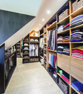 Installation d'un dressing sous pente 