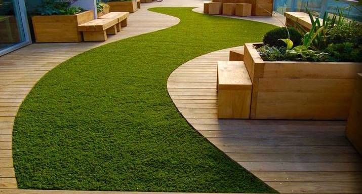 gazon synthétique près d'une terrasse bois