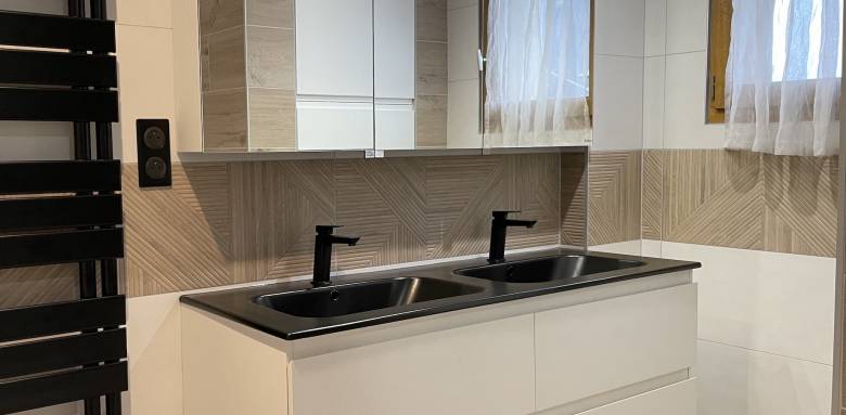Double vasque et armoire de toilette pour cette salle de bain familiale (La Pierre- 38570)
