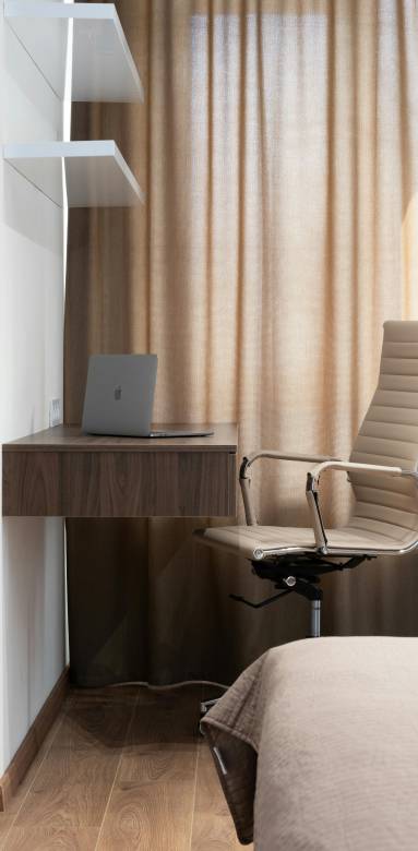 Petit bureau avec étagères , avec un encombrement minimum