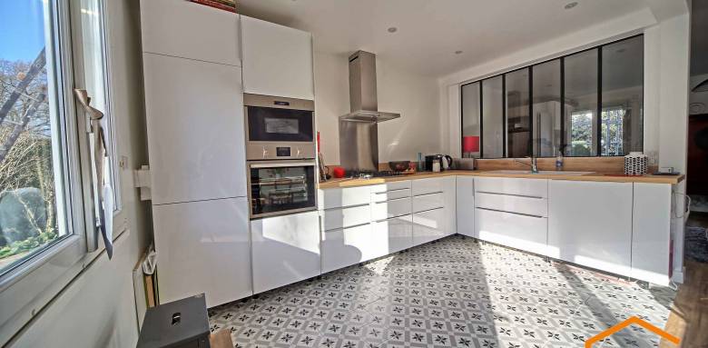 Transformation d'une cuisine rustique en maison après travaux