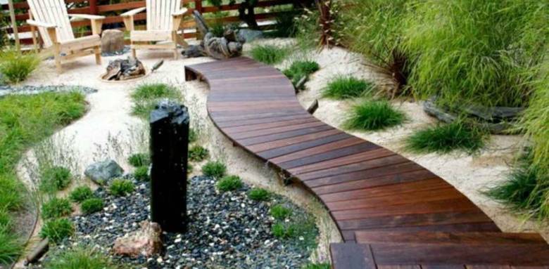 Allée de jardin en bois
