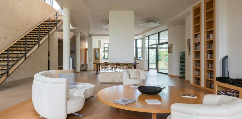 Un salon dans un loft dans les Yvelines