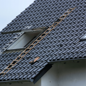 Entretenir sa toiture avant l’hiver : pourquoi août-septembre est la période idéale