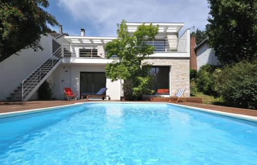 Piscine semi-enterrée et terrasse en bois composite