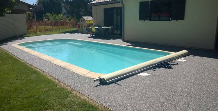 Piscine enterrée avec terrasse en moquette de pierre - Bouc-Bel-Air 13
