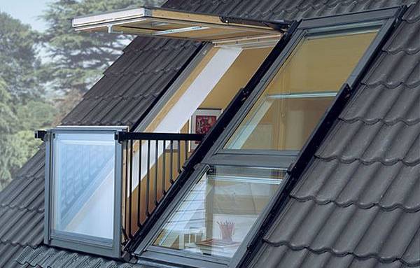 Fenêtre de toit avec balcon escamotable