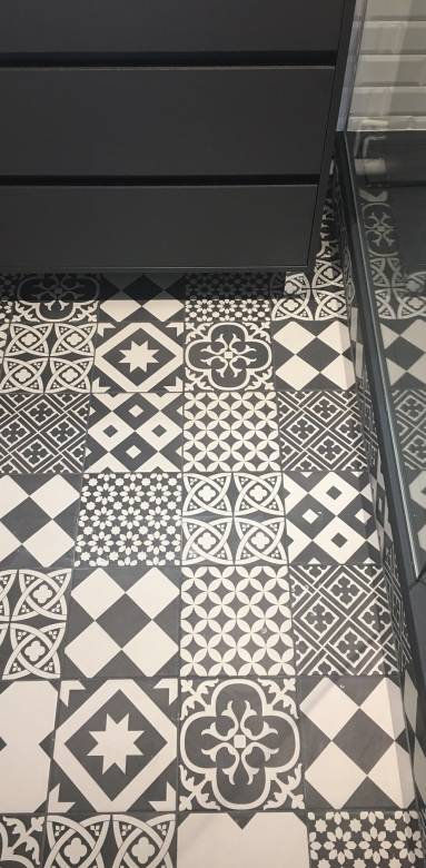 Sol de salle d'eau en carreaux de ciment appartement