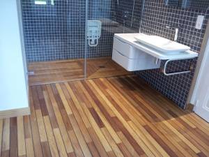 Parquet pose pont de bateau salle de bain