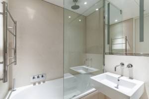 Séparer les toilettes dans une salle de bain