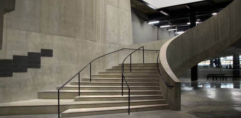 L'escalier en béton est un classique des grands bâtiments.