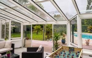 Choisir le toit de sa véranda : verre ou polycarbonate.