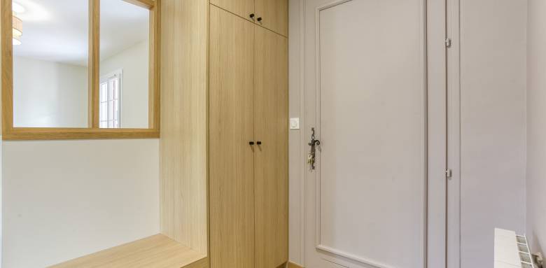 Un placard sur-mesure, un banc, une verrière pour faire entrée la lumière - Dans le Grésivaudan