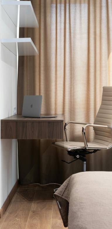Petit bureau avec étagères , avec un encombrement minimum