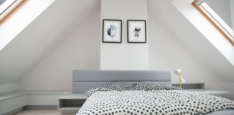 une chambre mansardée