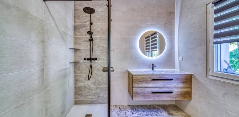 Magnifique éclairage par le miroir rond