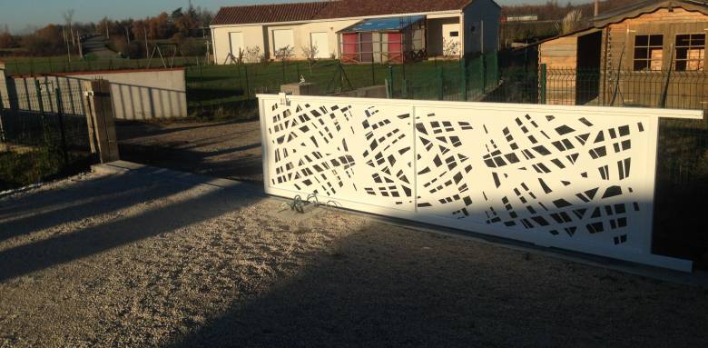 Portail coulissant en alu ajouré déocupe laser