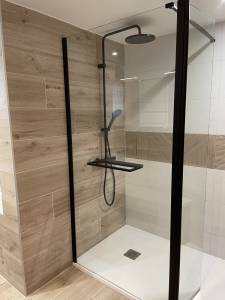 Robinetterie et finition en noir pour cette douche 