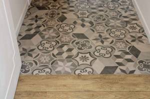 Mixer le parquet et les carreaux de ciment
