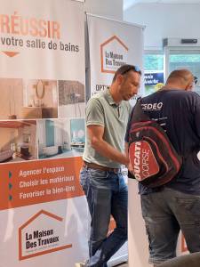 Le franchisé de Hyères présente la maison des travaux à un artisan du bâtiment de la Garde