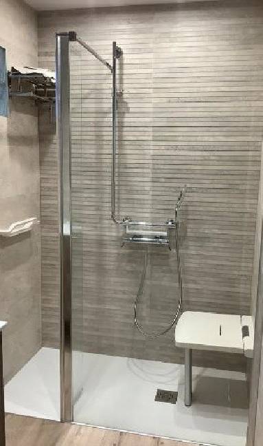 Aménagement de salle de bain PMR avec douche adaptée - Montauban 82