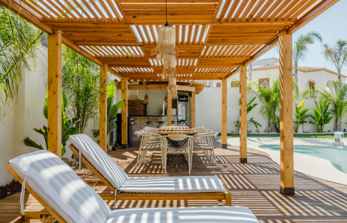 Pergola bois ajourée : une solution esthétique pour créer de l’ombre, limiter la chaleur sur la terrasse et améliorer le confort d’été.