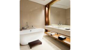 Comment rendre une salle de bain plus lumineuse sans fenêtre ? Noues de Sienne 14380