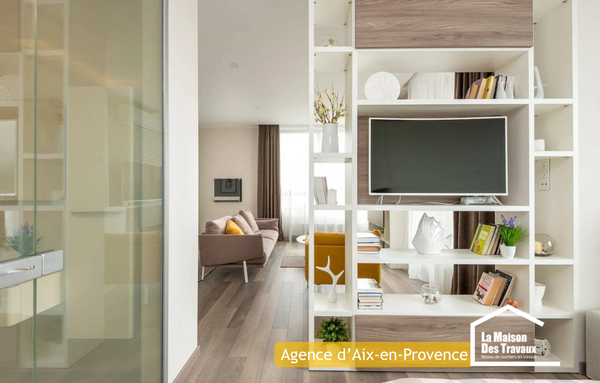 Bibliothèque ouverte utilisée comme séparation entre le salon et le couloir afin de structurer les espaces tout en apportant des rangements supplémentaires lors d’une rénovation intérieure à Aix-en-Provence.