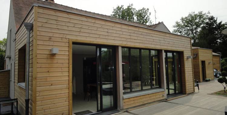 Réalisation extension bois toiture plate par La Maison Des Travaux