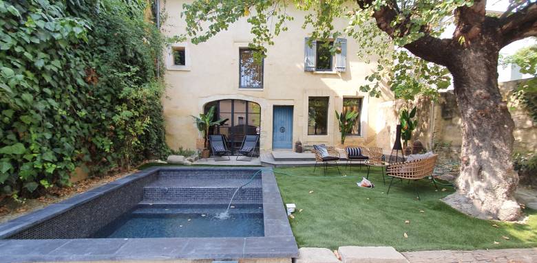 Façade rénovée d'une maison provencale