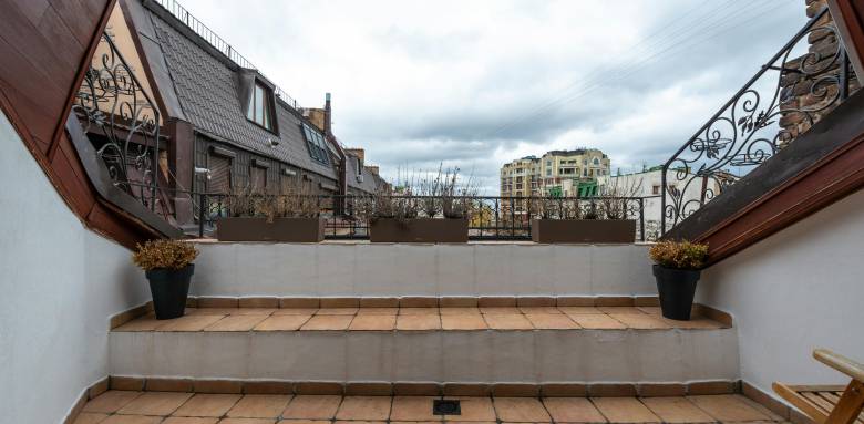 Terrasse tropézienne avec carrelage Le Chesnay