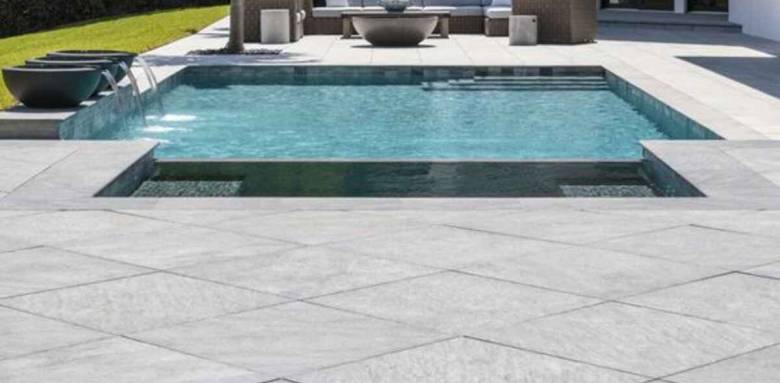 Plage de piscine aux teintes gris claires