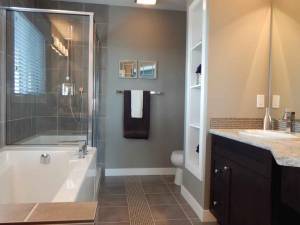Aménager une salle de bain avec toilettes
