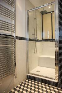 Estimation des coûts et budget de salle de bain à Garches