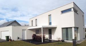 Une maison à toit plat.