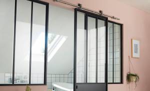 Une verrière de salle de bain avec porte coulissante (modèle Castorama)