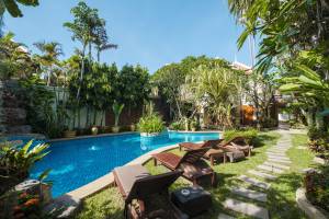 Créer une oasis dans le jardin autour d'une piscine - Nantes 44