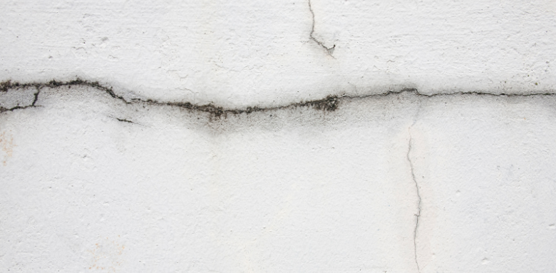 Astuces pour réparer une fissure dans un mur