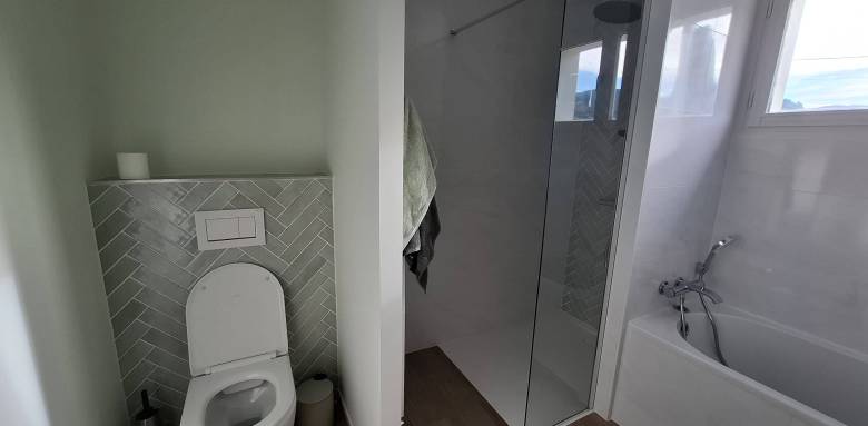 Séparation des WC dans la salle de bain par une cloison toute hauteur - Meximieux 01
