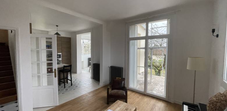 Salon avec ouverture du mur sur la nouvelle cuisine