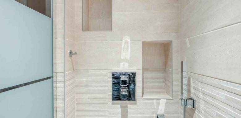 niche murale dans une douche