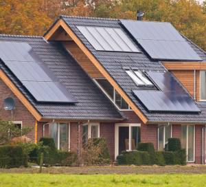 Panneaux solaires sur toiture maison individuelle