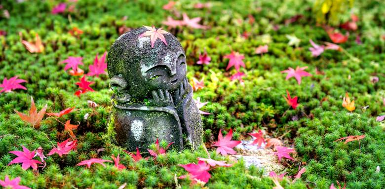 Statuette dans un jardin japonais aménagé - Rochefort 17