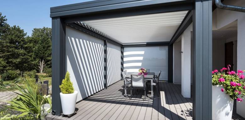 Pergola bioclimatique autoportée ferméture des 4 parois latérales 